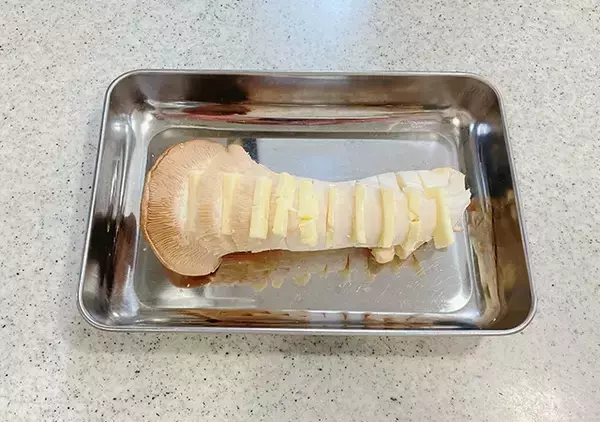 「【簡単レシピ】エリンギに10箇所の切り込みを入れて？　できた一品がたまらん…！」の画像