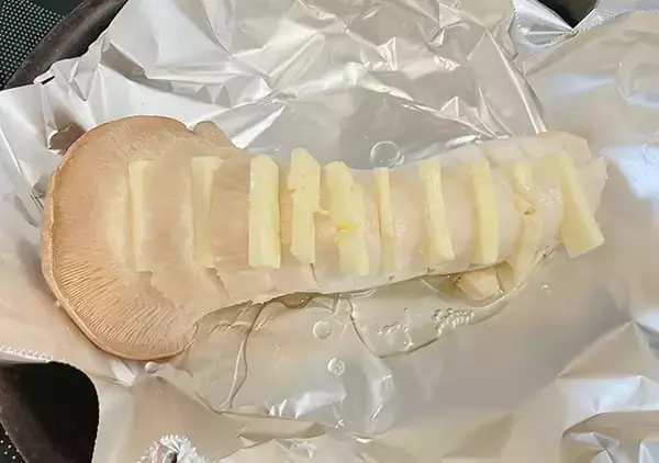 「【簡単レシピ】エリンギに10箇所の切り込みを入れて？　できた一品がたまらん…！」の画像