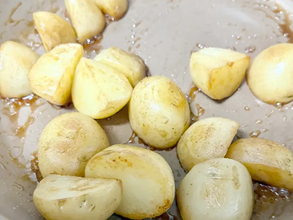 切ったジャガイモを炒めて…　使った調味料に「小2息子が大喜び」「倍量で作りたい」