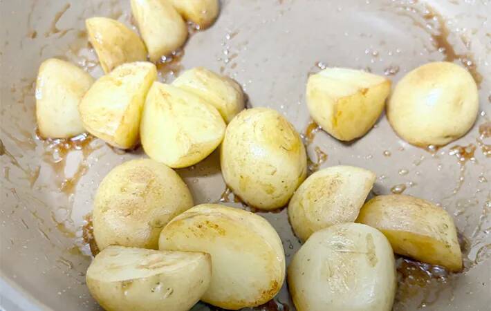 切ったジャガイモを炒めて…　使った調味料に「小2息子が大喜び」「倍量で作りたい」