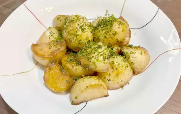 「切ったジャガイモを炒めて…　使った調味料に「小2息子が大喜び」「倍量で作りたい」」の画像