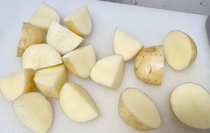 切ったジャガイモを炒めて…　使った調味料に「小2息子が大喜び」「倍量で作りたい」