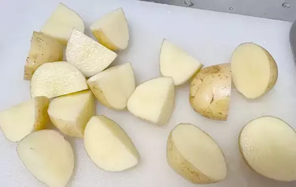 「切ったジャガイモを炒めて…　使った調味料に「小2息子が大喜び」「倍量で作りたい」」の画像