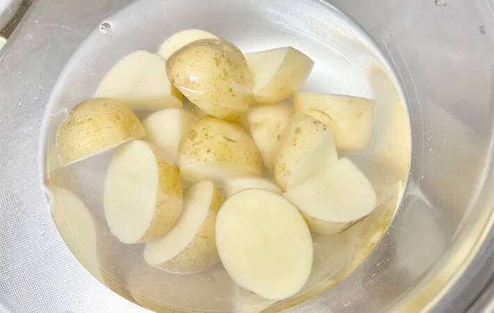 切ったジャガイモを炒めて…　使った調味料に「小2息子が大喜び」「倍量で作りたい」