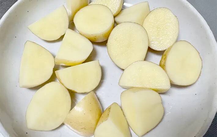 切ったジャガイモを炒めて…　使った調味料に「小2息子が大喜び」「倍量で作りたい」
