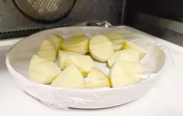 「切ったジャガイモを炒めて…　使った調味料に「小2息子が大喜び」「倍量で作りたい」」の画像