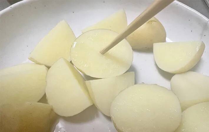 切ったジャガイモを炒めて…　使った調味料に「小2息子が大喜び」「倍量で作りたい」
