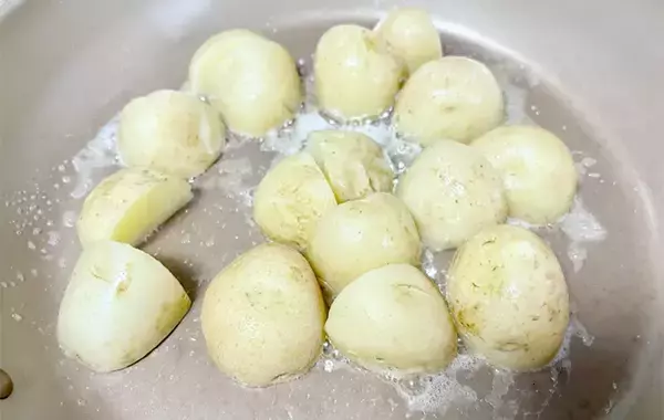 「切ったジャガイモを炒めて…　使った調味料に「小2息子が大喜び」「倍量で作りたい」」の画像