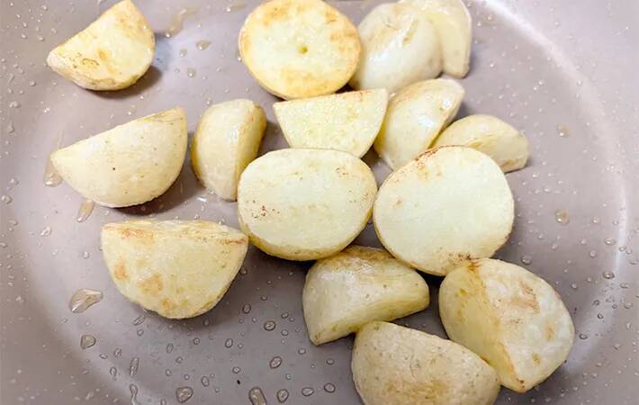 切ったジャガイモを炒めて…　使った調味料に「小2息子が大喜び」「倍量で作りたい」