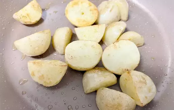 「切ったジャガイモを炒めて…　使った調味料に「小2息子が大喜び」「倍量で作りたい」」の画像