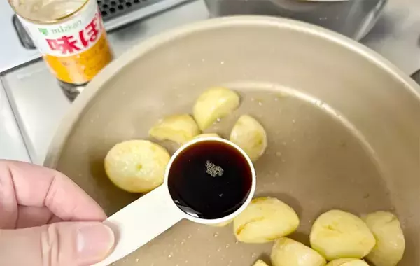 「切ったジャガイモを炒めて…　使った調味料に「小2息子が大喜び」「倍量で作りたい」」の画像