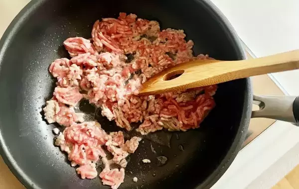 「新ジャガ、フードスペシャリストはこう食べる！　ひき肉と炒めたら「家族にヒット」」の画像