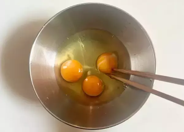 「玉子焼きに白だしと『3個』入れてみて！　大人も喜ぶ具材に「濃厚でたまらない」」の画像