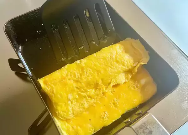 「玉子焼きに白だしと『3個』入れてみて！　大人も喜ぶ具材に「濃厚でたまらない」」の画像