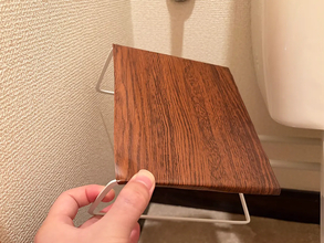 100均のディッシュラックは『便器裏』に置くと便利　トイレグッズをおしゃれに収納できる