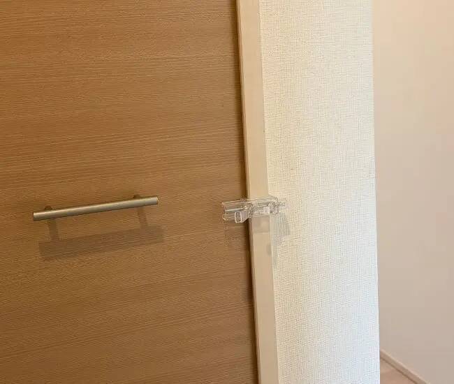 100均かもいフックを『横向き』に設置すると…　ワイパーの収納に感動！