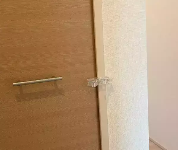 「100均かもいフックを『横向き』に設置すると…　ワイパーの収納に感動！」の画像
