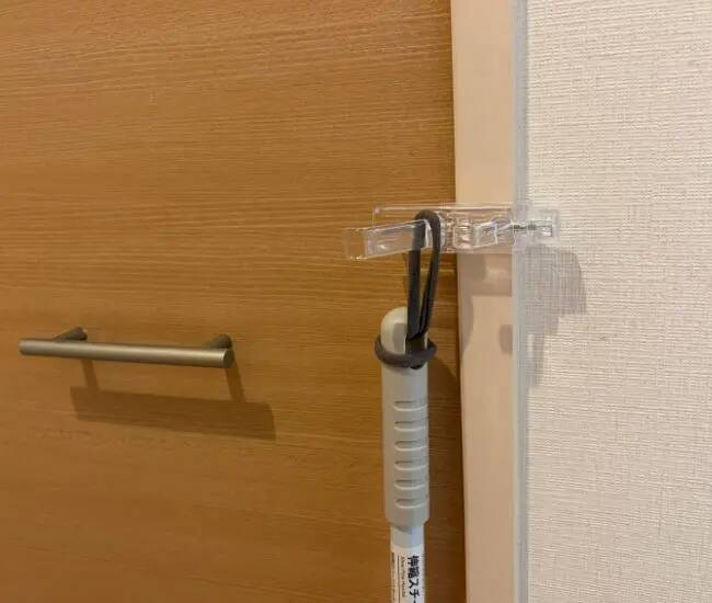 100均かもいフックを『横向き』に設置すると…　ワイパーの収納に感動！