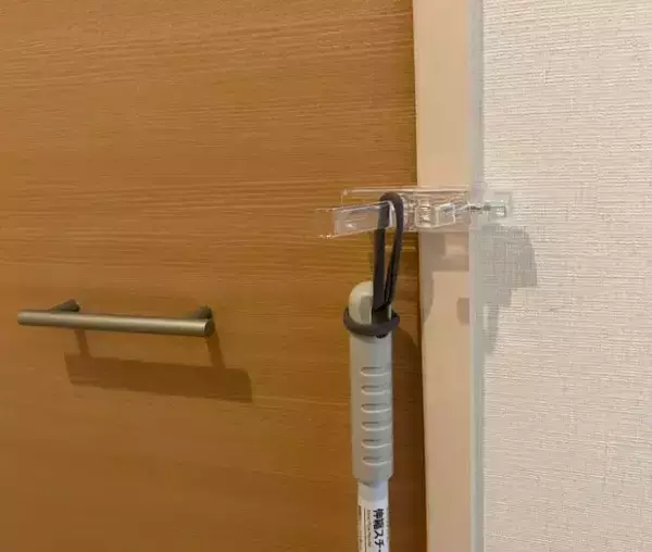 「100均かもいフックを『横向き』に設置すると…　ワイパーの収納に感動！」の画像