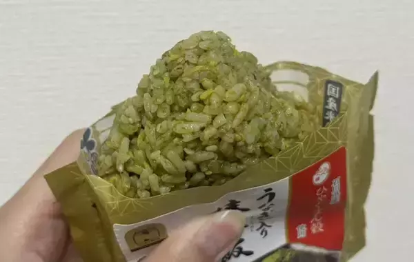 「温かい蕎麦との相性バツグン！　コンビニで見つけた『緑色のおにぎり』に入っていた具材が…」の画像