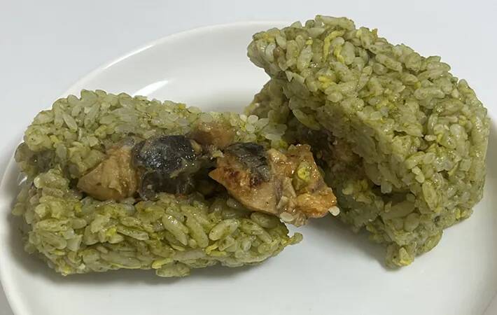 温かい蕎麦との相性バツグン！　コンビニで見つけた『緑色のおにぎり』に入っていた具材が…