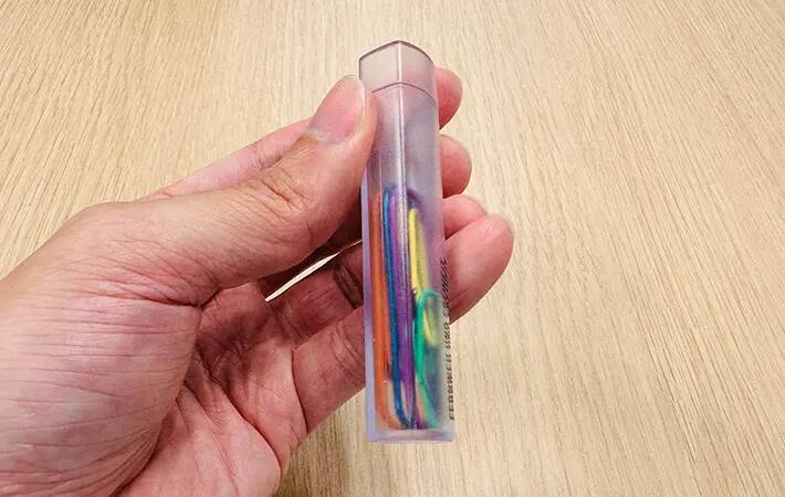 爪楊枝・クリップ・ヘアピンは「散らかりやすくてストレス」　スリコの綿棒ケースに入れたら「めっちゃ快適！」