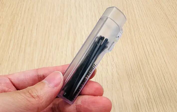 爪楊枝・クリップ・ヘアピンは「散らかりやすくてストレス」　スリコの綿棒ケースに入れたら「めっちゃ快適！」
