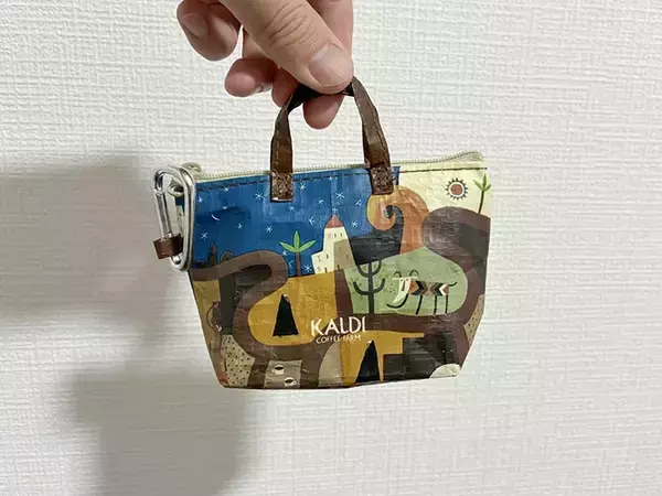 「ミニバッグが小物入れに大変身！　カルディの『484円アイテム』で作る収納術【3選】」の画像