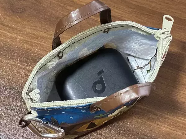 「ミニバッグが小物入れに大変身！　カルディの『484円アイテム』で作る収納術【3選】」の画像