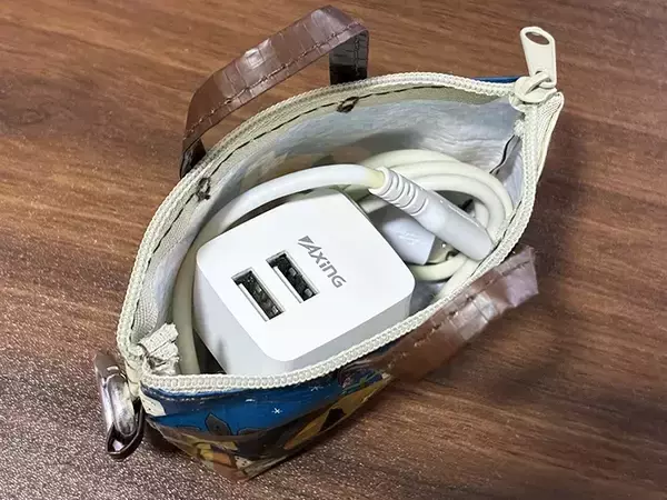 「ミニバッグが小物入れに大変身！　カルディの『484円アイテム』で作る収納術【3選】」の画像