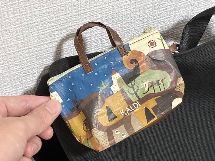 ミニバッグが小物入れに大変身！　カルディの『484円アイテム』で作る収納術【3選】
