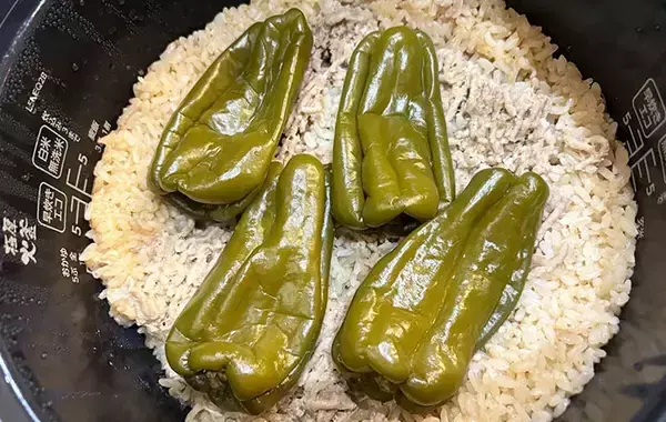 「「丸ごと！？」と夫がビックリ　炊飯器にドーンと入れた「まさかの食材」は？【炊飯器レシピ】」の画像