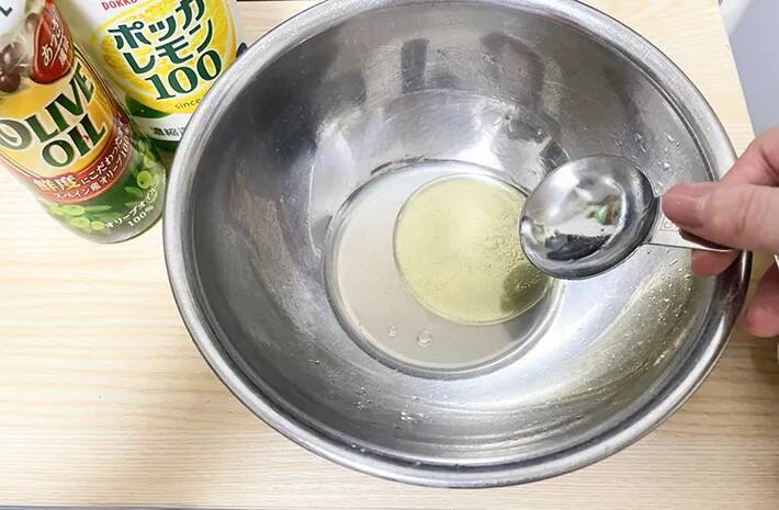 ボウルで麺と調味料を絡めたら完成　次の一口が自然に進む『レモンうどん』のアイディア