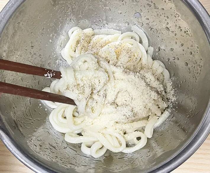 ボウルで麺と調味料を絡めたら完成　次の一口が自然に進む『レモンうどん』のアイディア