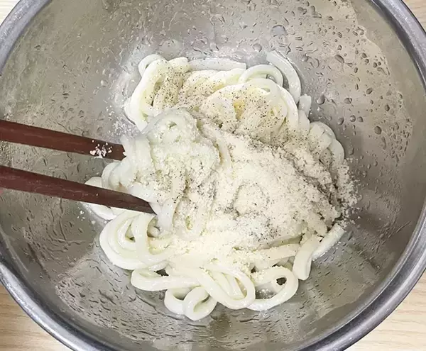 「ボウルで麺と調味料を絡めたら完成　次の一口が自然に進む『レモンうどん』のアイディア」の画像