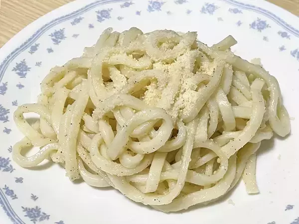 「ボウルで麺と調味料を絡めたら完成　次の一口が自然に進む『レモンうどん』のアイディア」の画像
