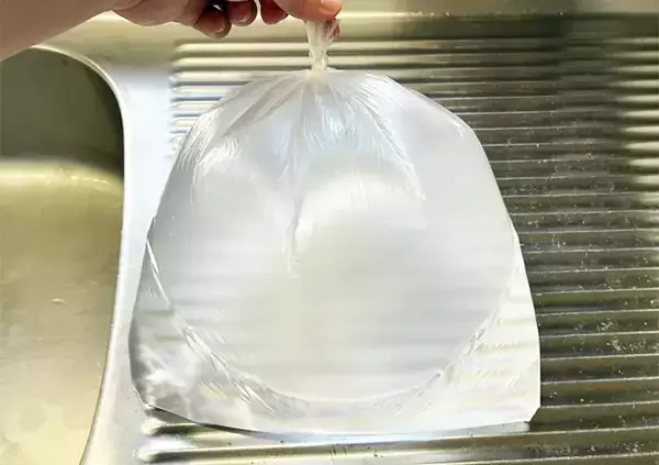 「ビニール袋とストローでできる『節水対策』　災害時に助かる自衛隊の裏ワザが、こちら」の画像