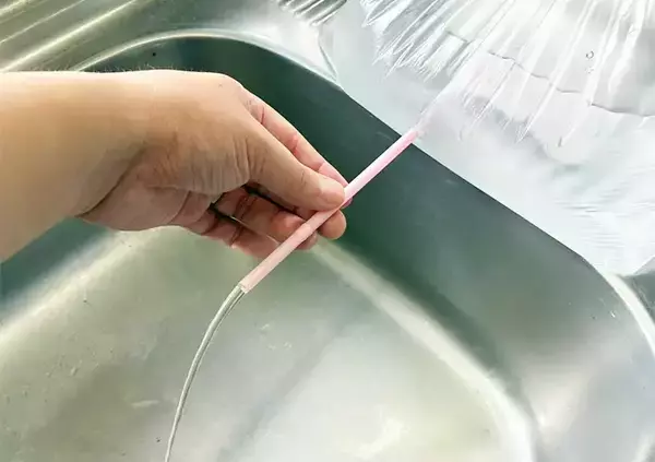 「ビニール袋とストローでできる『節水対策』　災害時に助かる自衛隊の裏ワザが、こちら」の画像