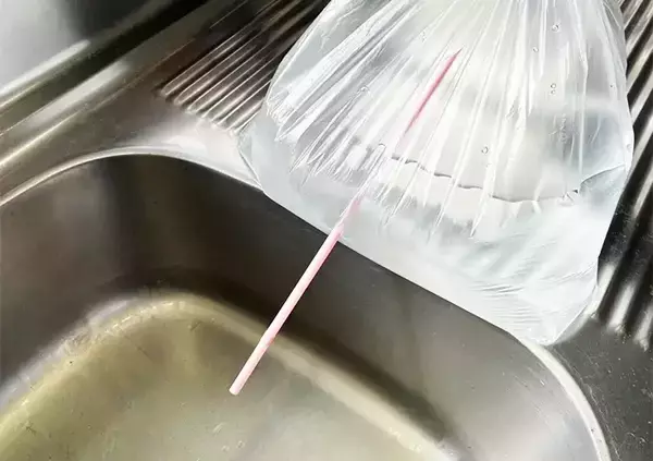 「ビニール袋とストローでできる『節水対策』　災害時に助かる自衛隊の裏ワザが、こちら」の画像