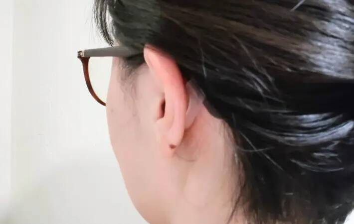 「着けているのが目立たない」　メガネのズレを防ぐ『110円のストッパー』が優秀すぎ