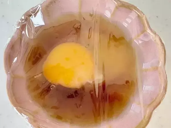 卵1個で大満足！　レンチン煮卵風に「毎朝これでもいい」「最高だわ」