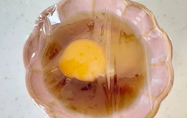 卵1個で大満足！　レンチン煮卵風に「毎朝これでもいい」「最高だわ」