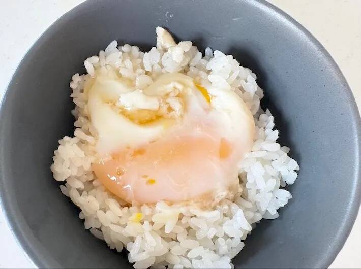 卵1個で大満足！　レンチン煮卵風に「毎朝これでもいい」「最高だわ」