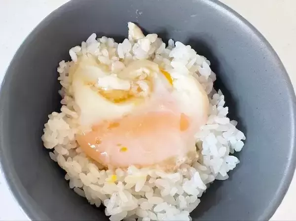 「卵1個で大満足！　レンチン煮卵風に「毎朝これでもいい」「最高だわ」」の画像