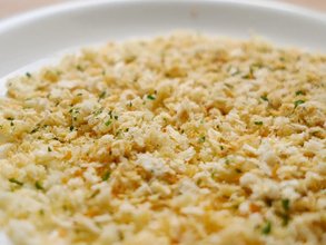 【フライパンで3分】余ったパン粉が大変身！　分量は全部テキトーなのに「ご飯が無限に消える」