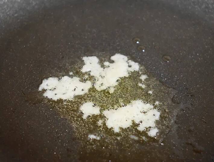 【フライパンで3分】余ったパン粉が大変身！　分量は全部テキトーなのに「ご飯が無限に消える」