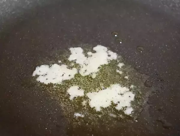 「【フライパンで3分】余ったパン粉が大変身！　分量は全部テキトーなのに「ご飯が無限に消える」」の画像
