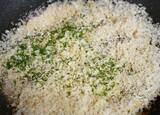 「【フライパンで3分】余ったパン粉が大変身！　分量は全部テキトーなのに「ご飯が無限に消える」」の画像3