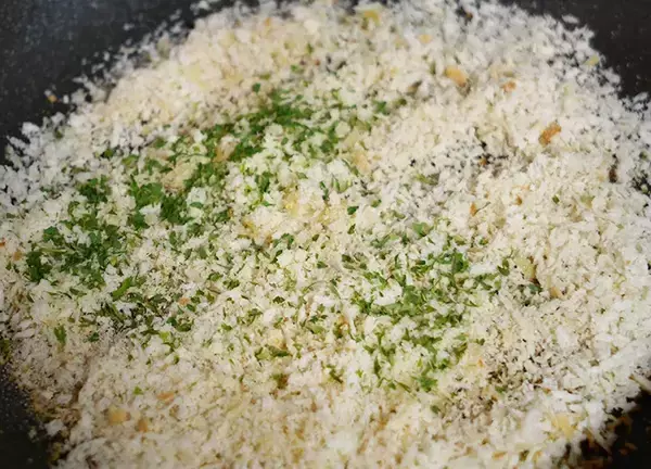 「【フライパンで3分】余ったパン粉が大変身！　分量は全部テキトーなのに「ご飯が無限に消える」」の画像
