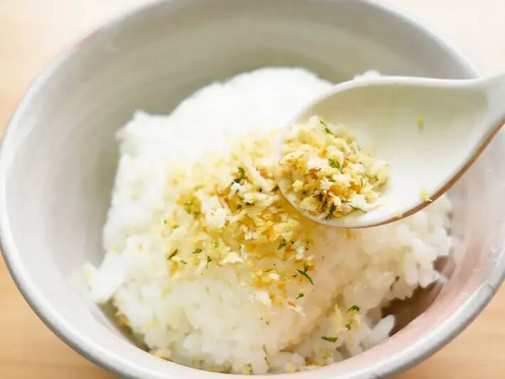 【フライパンで3分】余ったパン粉が大変身！　分量は全部テキトーなのに「ご飯が無限に消える」